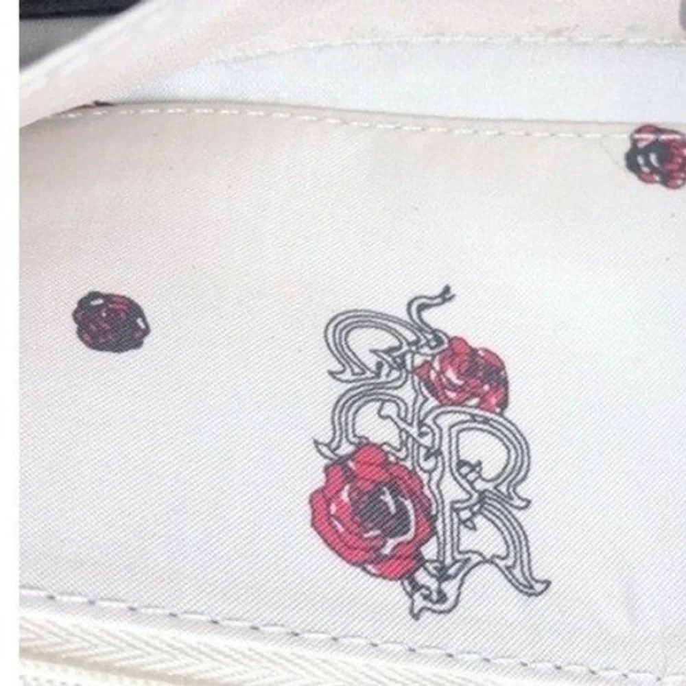 Rough‎ Roses Black Leather Wallet Clutch Turn Lock Zip Around Rose Print Lining